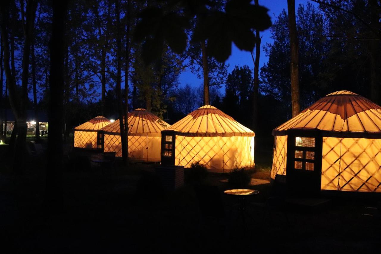 Oeko Kemping Es Glamping Tiszadada 外观 照片
